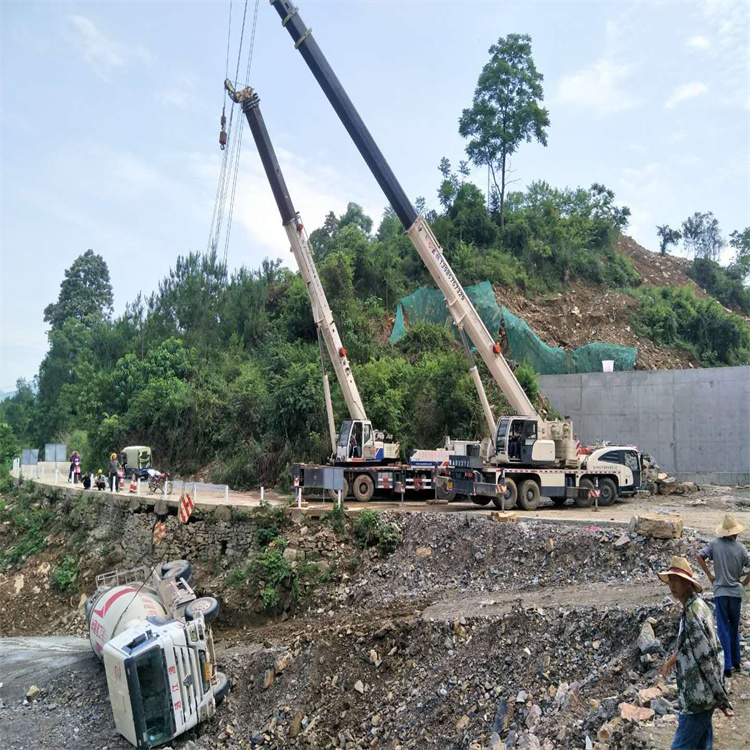 金堂汽车掉沟里叫吊车救援要多少钱